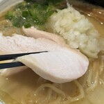 旋 - 程よい厚みと塩加減の低温調理した鶏チャーシュー