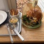 ザ バード ウォッチング カフェ - ナイフ&フォークでいただくBWバーガー