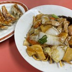 三久飯店 - 餃子、焼きそばは少し量を減らしてもらいました