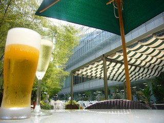 Un cafe - お天気の日には予約必須のガーデン席。開放的で太陽の光溢れ、ビールやワインが進みます！