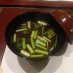 割烹 清風 - 赤だし（セリともずく）