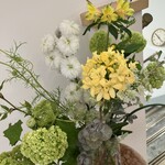 喫茶tton - お花。白と黄色の最強タッグ。差し色グリーンが素敵