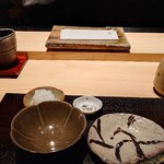 天ぷら 中村 - 全体図（左下が天つゆ、右下が塩取り皿、上が殻入れ、左上が大根おろし）