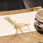 天ぷら 中村 - せり（葉っぱは右にある鰹出汁に入れて吸い物にしてお口直しに、根っこは塩で）