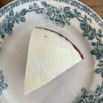 喫茶tton - 真っ白なフロスティングの上に、またさらに上をいく真っ白な粉砂糖。高貴です