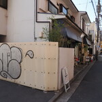 丿貫 - 行列場所、右奥が店舗