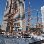 丿貫 - ランドマークタワーと日本丸