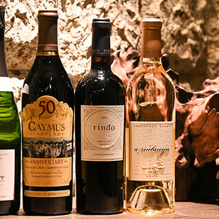 鉄板焼を引き立てるワインと日本酒の豊富なセレクション