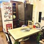 福ちゃん - お店のホールの席(3～4人様)。★★★【基本、予約】だが、最近は、3名様までは、予約なしでも可(但し、出来れば、当日でも良いが、お店に電話を…！)。最近(コロナ以降)は、一般のお客様の考え方が変わったようで、夜は、特に、ご家庭で食事を楽しむ方が増えた様。今現在、当店は、以前の半分以下に減らして、約10名様程度で…(ちょっと広い空間で…、料理は、常に、健康食を目指して…❣️)。 