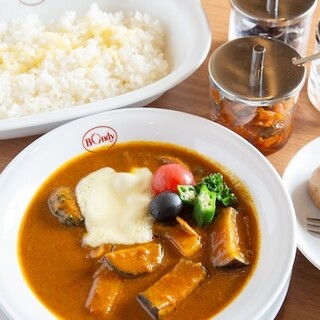 幅広いカレー・選べる辛さが自慢◎とろけるチーズトッピングも♪
