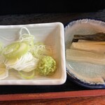 秩父 肉汁そば 山寿 - 薬味、しゃくし菜漬け
