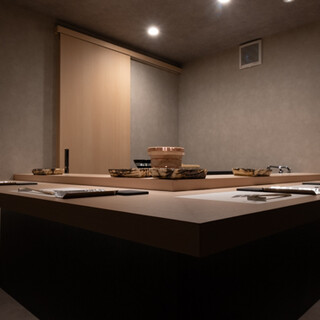 5名様まで座れる個室カウンター※4名～貸切可能。3名の場合はもう1組入店されます