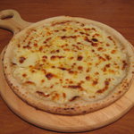 ピッツェリア プリモ リザイア - ４種類のチーズ（ゴルゴンゾーラ、マスカルポーネ、モッツァレラ、パルミジャーノ）のピッツァ　クアトロフォルマッジォ￥８４０