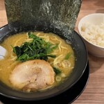 横浜家系ラーメン 武骨家 - 料理写真: