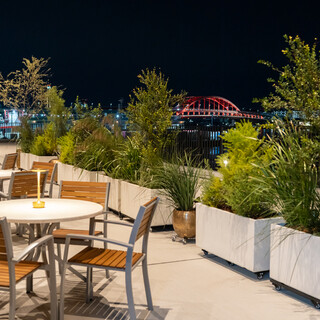 神戸ウォーターフロントの開放感を楽しめるオープンテラス