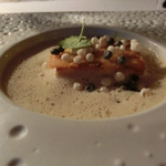 Flocons de Sel - やはりジェネバ湖から～さくっとしているけどふわふわなアンコウ（Monkfish）ヴァンブランソースをベースにした酸味にオキザリスの香り