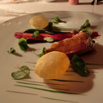 Flocons de Sel - 鳩のロースト。ミディアムにて。いい焼き加減。ラズベリーの酸味のあるソースと野草のピュレ
      さりげなく、ポンムスフレいい仕事しています