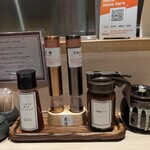 とんかつ憲進 - 岩塩、胡椒、ドレッシング、ソース、からし。