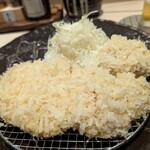 とんかつ憲進 - 手前ロース、奥ヒレ。
