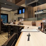 とんかつ憲進 - カウンター席とテーブル席二つ。