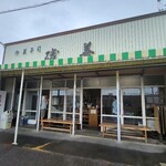 磯善 - 外観。真ん前が堤防で、道路は大きいのでお車停めるのも困らないと思います