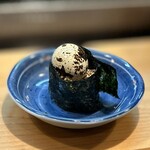 寿し辰 - 殻付きうずら卵軍艦
      生の殻つきうずらの卵の下の酢飯には醤油をあらかじめつけてあり、その上には炒り胡麻がたっぷり。
      こんなん見たことなぁ〜い！！