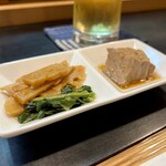 寿し辰 - ピリ辛支那竹とマグロ煮付け（お通し）
      ピリ辛メンマに高菜漬け、そしていつもながら美味しいマグロ煮付け♡