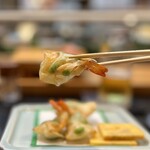 寿し辰 - これもメニュー見ただけではフツーの海老入り中華春巻きを想像してました^^;
      そしたらこんなソソるおつまみでした〜♪(≧∀≦)