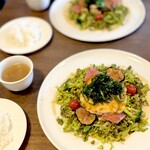 イッショウ アジル - たっぷり野菜のワンプレートランチ  手前魚   奥はお肉