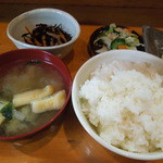 とんかつ ひで - ご飯にお味噌汁、小鉢のひじきにお漬物