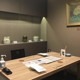 落ち着いた雰囲気の大小個室でおもてなし