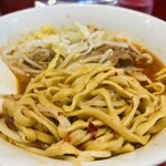 ラーメン二郎 - 唐辛子が絡んだ激ウマ麺
