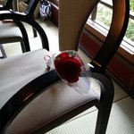 とうふ屋うかい - お店からのプレゼントの赤いバラ