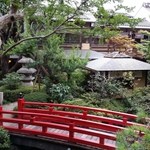 とうふ屋うかい - お部屋から見える赤い橋