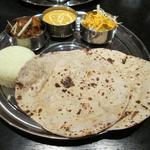 チャミヤラキッチン - ('14/08）営業再開！Ｂセット880円（カブのサブジ＋シーフードカレー+サラダ+チャパティ+ライス）1ヶ月以上のブランクだが、サービスと味のクオリティはまったく変わりませんでした。