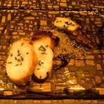 mori - 真タコの燻製　レモンドレッシング　イカ墨パン粉とともに　穂紫蘇と墨塩のアクセント