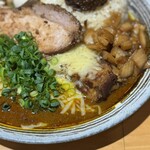 吉田カレー  - 並、甘口、豚小、うずらのアチャール、玉ねぎアチャール、ローストポーク（限定）、オランダ産ゴーダチーズ（限定）キャラメルクリームチーズ（会員特典）
