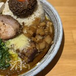 吉田カレー  - 並、甘口、豚小、うずらのアチャール、玉ねぎアチャール、ローストポーク（限定）、オランダ産ゴーダチーズ（限定）キャラメルクリームチーズ（会員特典）