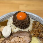 吉田カレー  - 並、甘口、豚小、うずらのアチャール、玉ねぎアチャール、ローストポーク（限定）、オランダ産ゴーダチーズ（限定）キャラメルクリームチーズ（会員特典）