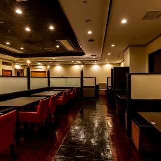 テーブル席（～100名様）／洗練された空間で伝統の味を楽しむ。