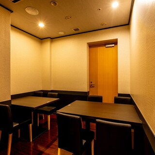 【完全個室：2～7名様】少人数様向けのモダンな扉付き個室をご用意。