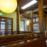 富士屋食堂 - 店内真ん中辺りの席から入口方面