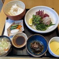 丸新 - さしみ定食（かつお、真鯛）