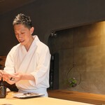 鮨 三心 - 大将の背中でお花も上品で。