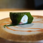 鮨 三心 - 毛ガニを桜の葉で巻いて。