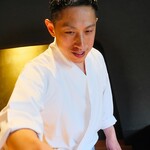 鮨 三心 - 今回は握る姿もちょっとリラックス。