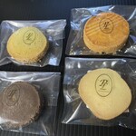 ル・コワンヴェール パトリック・ルメル - （左上）ディアマンピスタチオ230円、（右上）ガレットブルトンヌ380円、（左下）ディアマンショコラ230円、（右下）ディアマンバニラ230円