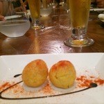 アミューズ。カボチャ、チキン、チーズムース入りプチ・シュー