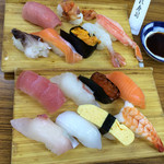 とれとれ寿司 - 上(中トロ、赤貝、トリ貝、トラウトサーモン、うに、ボタン海老、かに)
            下(握りセット)