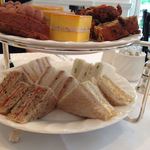 Tiffin Room - 下段に英国伝統きゅうりサンド